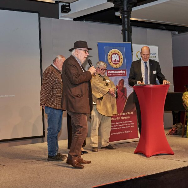Rund 100 Gäste feierten in der Kulturfabrik Hainburg das 25-jährige Bestehen des Vereins Stadtmauerstädte Niederösterreich.