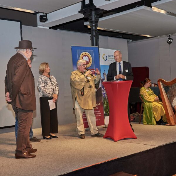Rund 100 Gäste feierten in der Kulturfabrik Hainburg das 25-jährige Bestehen des Vereins Stadtmauerstädte Niederösterreich.