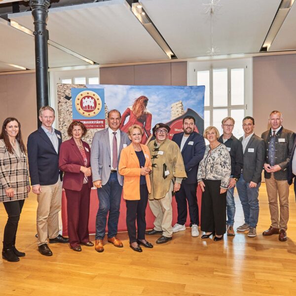 Rund 100 Gäste feierten in der Kulturfabrik Hainburg das 25-jährige Bestehen des Vereins Stadtmauerstädte Niederösterreich.