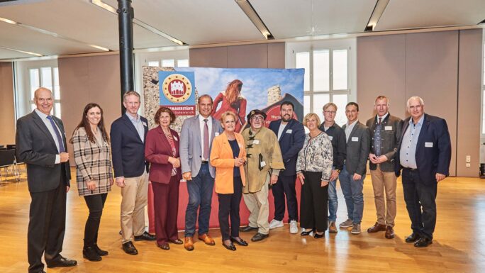 Rund 100 Gäste feierten in der Kulturfabrik Hainburg das 25-jährige Bestehen des Vereins Stadtmauerstädte Niederösterreich.