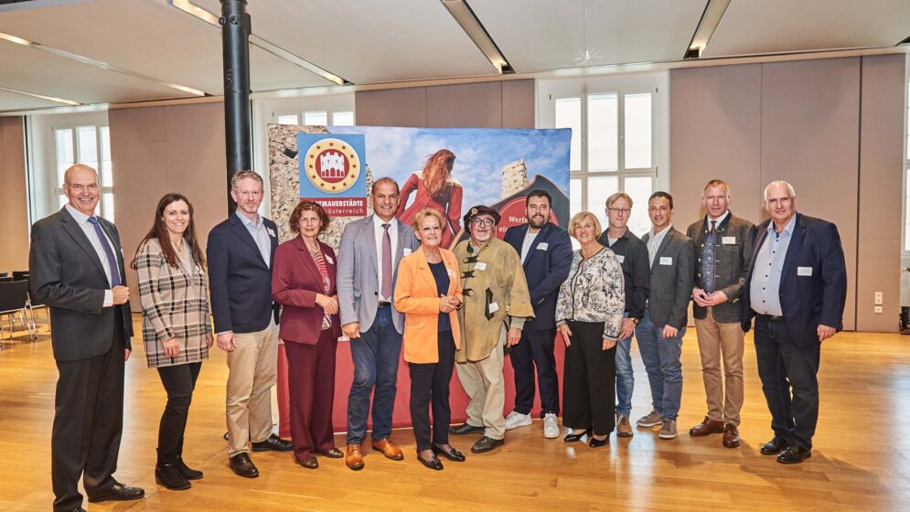 Rund 100 Gäste feierten in der Kulturfabrik Hainburg das 25-jährige Bestehen des Vereins Stadtmauerstädte Niederösterreich.