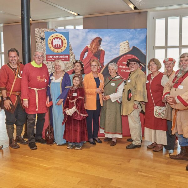 Rund 100 Gäste feierten in der Kulturfabrik Hainburg das 25-jährige Bestehen des Vereins Stadtmauerstädte Niederösterreich.