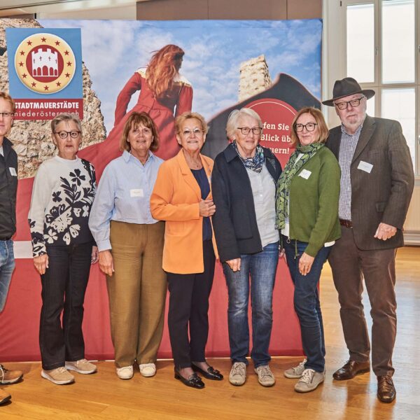 Rund 100 Gäste feierten in der Kulturfabrik Hainburg das 25-jährige Bestehen des Vereins Stadtmauerstädte Niederösterreich.