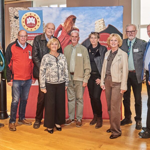 Rund 100 Gäste feierten in der Kulturfabrik Hainburg das 25-jährige Bestehen des Vereins Stadtmauerstädte Niederösterreich.