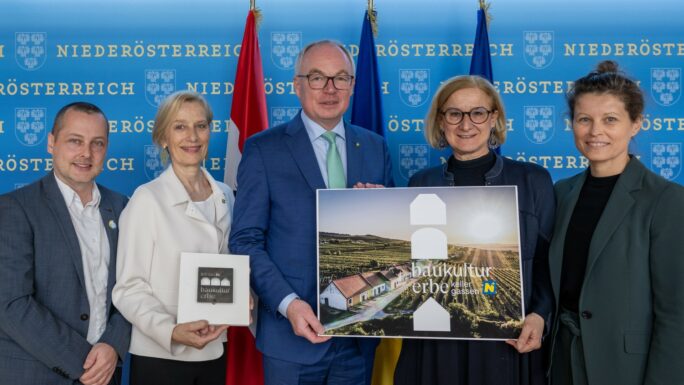 Präsentieren die neue Plakette baukultur erbe nö (v.l.n.r.) Johannes Wischenbart (Dorf- u. Stadterneuerung), Christine Pennerstorfer (Leiterin Abteilung Allgemeiner Baudienst Land NÖ), LH-Stellvertreter Stephan Pernkopf, Landeshauptfrau Johanna Mikl-Leitner und Doris Knoll (Amtssachverständige für Baukultur Land NÖ).